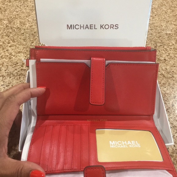 New Michael Kors Multifunction Wristlet - Picture 5 of 5